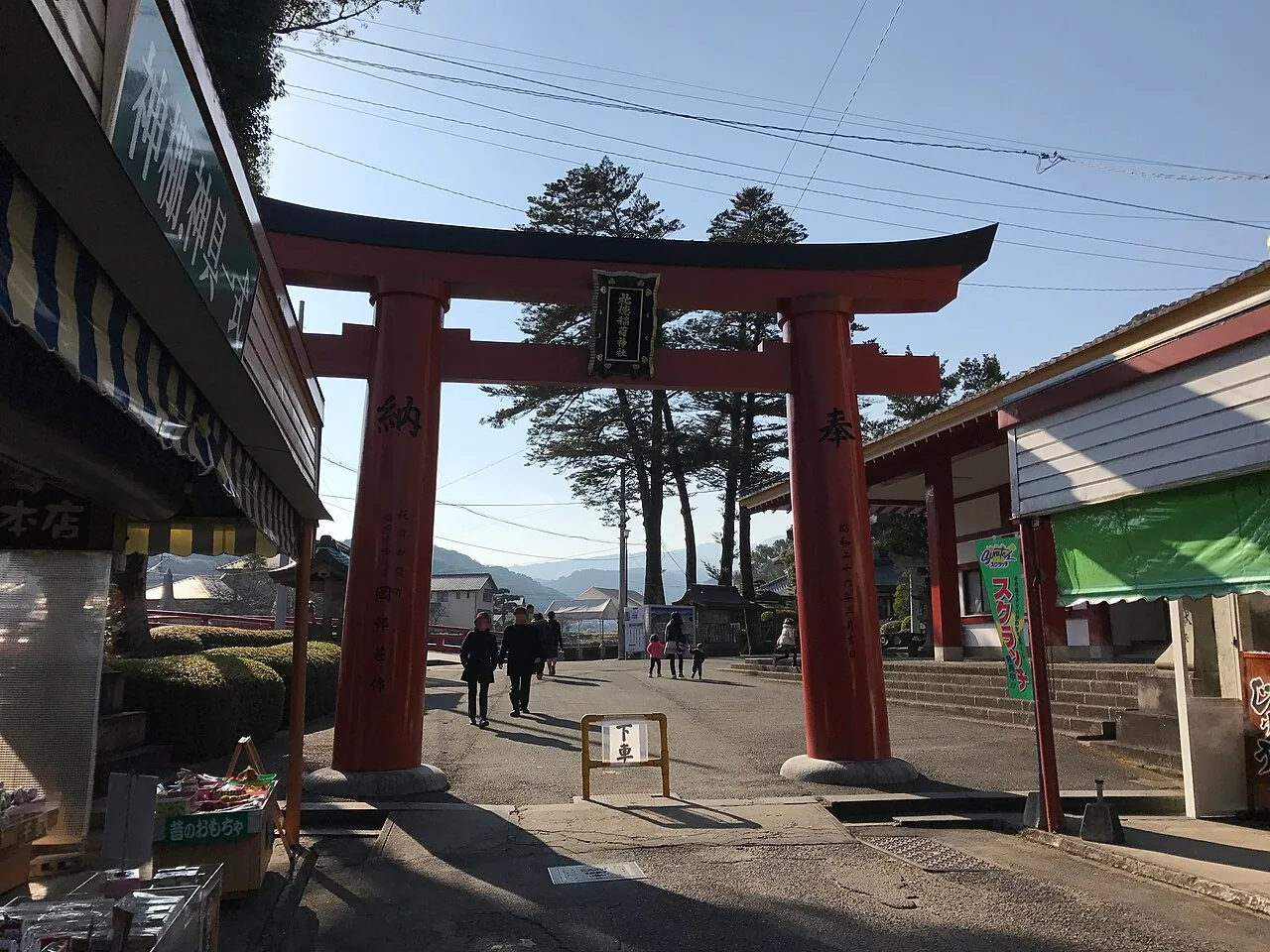 祐德稻荷神社的朱紅鳥居與參道,白天拍攝的場地照片