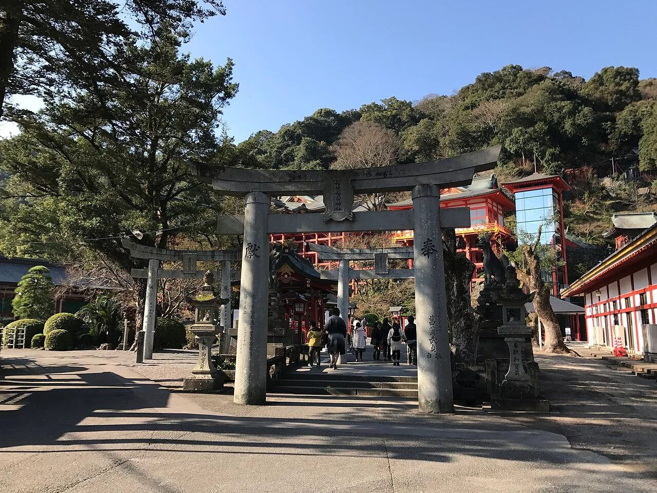 祐德稻荷神社奧之院參道上的一列朱紅鳥居，日間拍攝