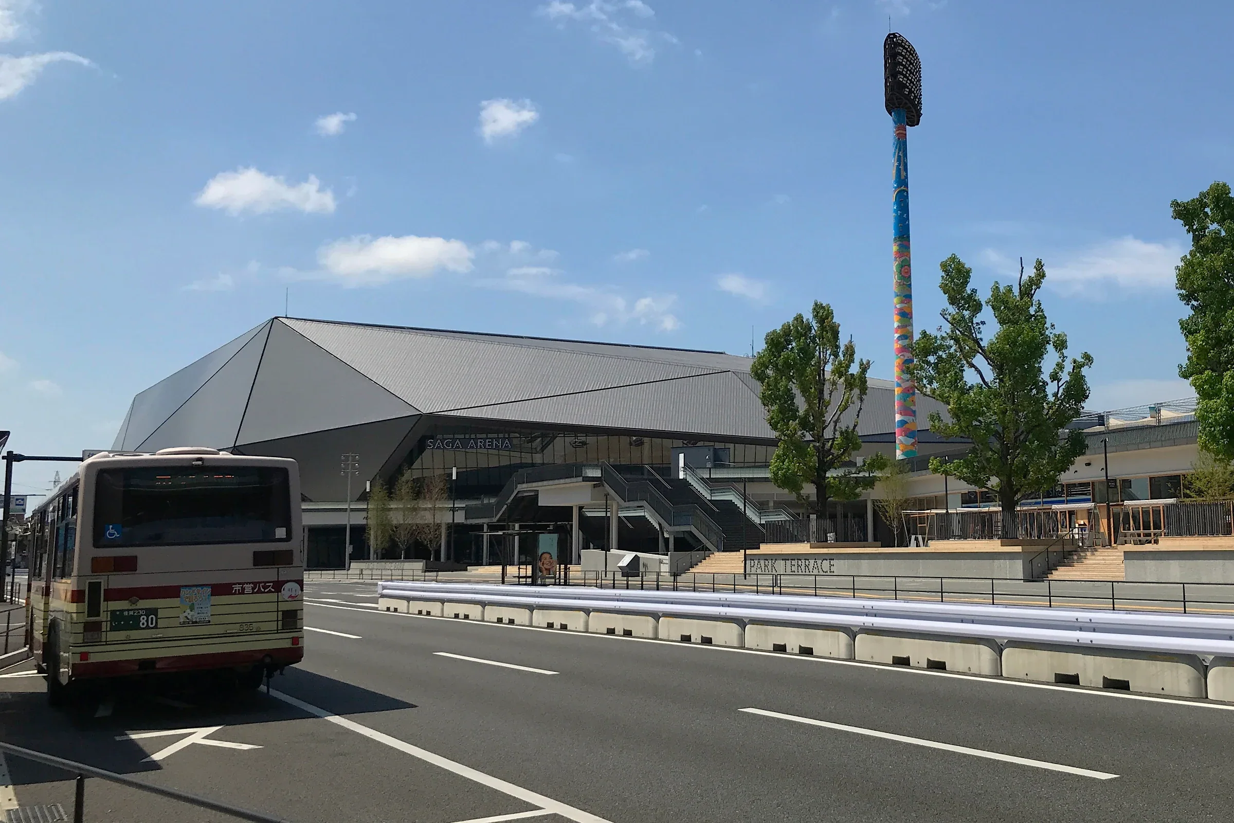 佐賀 SAGA Arena 外觀與停靠場館旁的巴士,照片攝於2023年