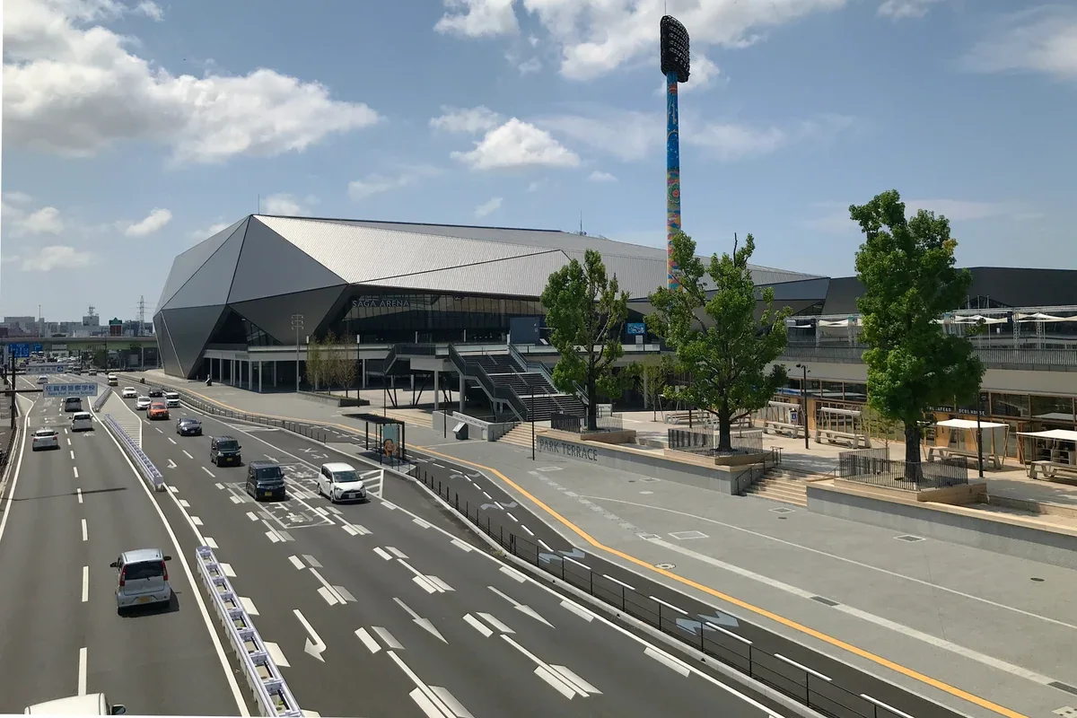 佐賀SAGA Arena沿國道方向的外觀與行人天橋